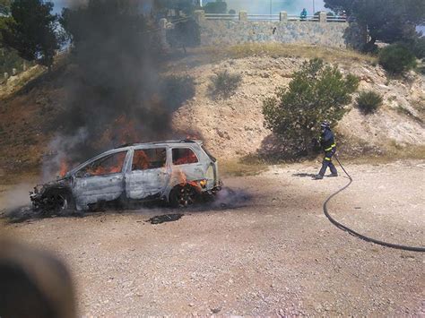 La explosión de un turismo provoca un conato de incendio en la Atalaya