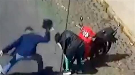 VIDEO Un hombre golpeó a un ladrón en la cabeza con un casco y evitó