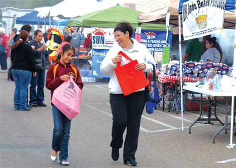 Th Annual Fiesta De La Feria Entertains Crowd With Music Art Food