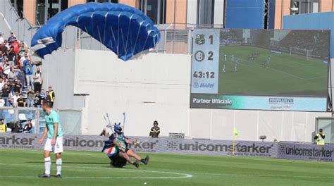 Paracadutista Sassuolo Inter chi è l uomo atterrato al Mapei Stadium