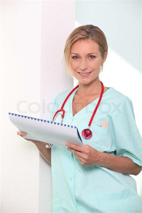 Ärztin hält Patienten Ergebnisse Stock Bild Colourbox