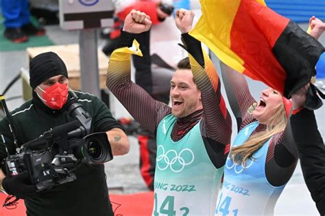 Auch Rodel Teamstaffel holt Gold Geisenberger löst Pechstein ab