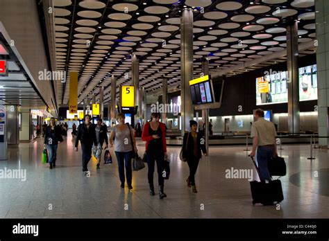 Heathrow Airport Terminal 5 Baggage Claim Hall London Stock Photo Alamy