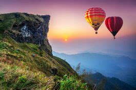 Luchtballonnen In De Avond Boven Een Berglandschap Fotobehang