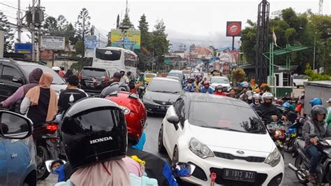 Foto Pengguna Mobil Yang Terjebak Macet Di Puncak Wajib Periksa Ini