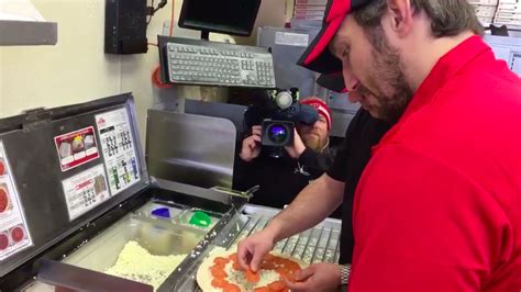 Alex Owetschkin liefert Pizza aus doch längst nicht alle erkennen den