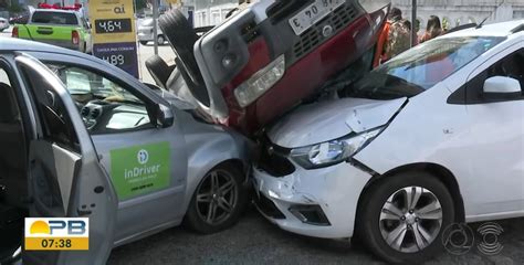 Três carros se envolvem em acidente e um deles chega a capotar em