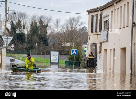 Inondations En Ville Hi Res Stock Photography And Images Alamy