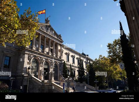 Bandera española en el techo de la Biblioteca Nacional Paseo de