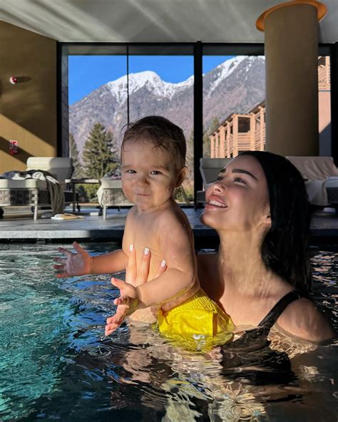 E veshur me bikini Xhensila Myrtezaj ngre temperaturat me fotot e nxehta në pishinë