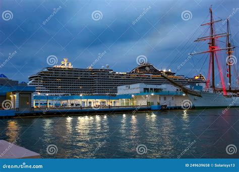 Navio De Cruzeiro Costeiro Msc Ancorado Na Ilha Tropical Foto De Stock