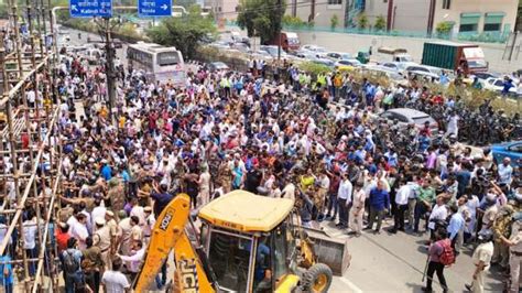 Protests Erupt In Delhis Shaheen Bagh Against Sdmcs Anti Encroachment