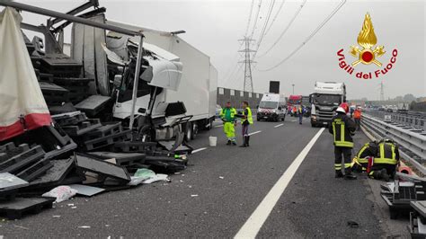 Schianto Fra Tir Sul Passante A Spinea Verso Trieste