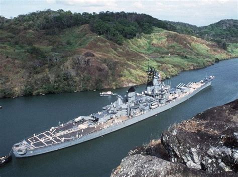 Uss Iowa In The Panama Canal Barcos