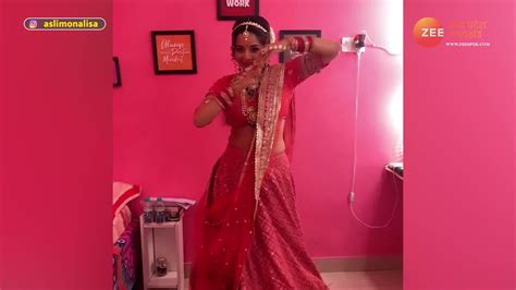 Bhojpuri Hot Actress Monalisa Danced In The Make Up Room Video Viral