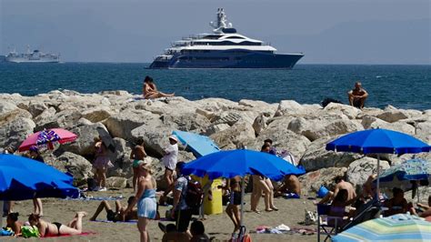 E Sul Lungomare Di Napoli Ecco Il Mega Yacht Di Mister Meta Mark