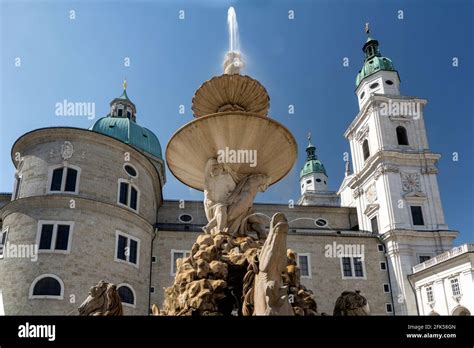 Residenzbrunnen Auf Dem Residenzplatz In Salzburg Sterreich Stock