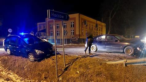 Bzianka Zderzenie Peugeota Skody I Bmw Na Skrzy Owaniu Z Drog