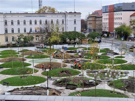 Przebudowa placu przed dworcem PKP w Opolu Robotnicy sadzą drzewa i