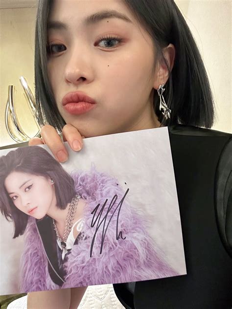 Itzy On Twitter Grab Your Own Exclusive Album With Hand Signed Folding Poster Available Itzy