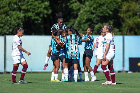 Gr Mio Vence Fluminense E Sobe Para O Terceiro Lugar No Brasileir O