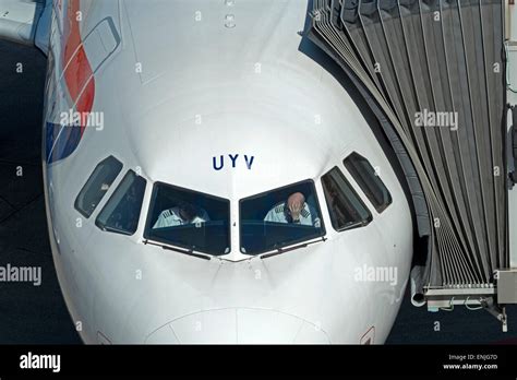 Pilots In Cockpit British Airways Fotos Und Bildmaterial In Hoher