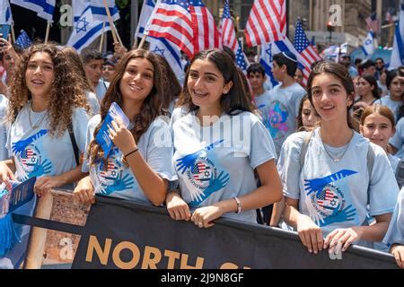 Teilnehmer Mit Israelischen Flaggen Marschieren W Hrend Der Celebrate