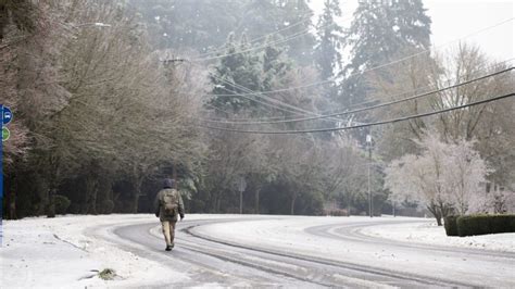 3 killed by fallen power line in Oregon ice storm