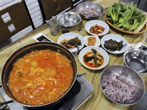 칼칼하고 담백해 얼큰한 국물로 소문난 서울 김치찌개 맛집 데일리