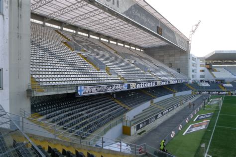 Vitoria Guimaraes / V Guimaraes Usa Simbolo Da Chapecoense Frente Ao ...