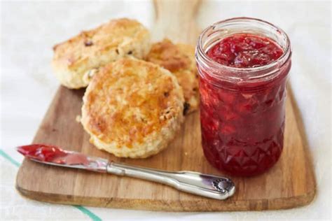 4 Ingredient Classic Strawberry Jam Recipe With Pectin Gemmas Bigger