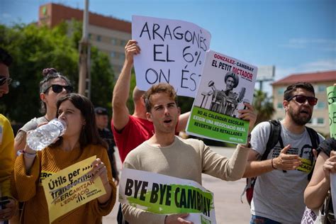 Cataluña busca la forma de no cesar a los profesores interinos que no