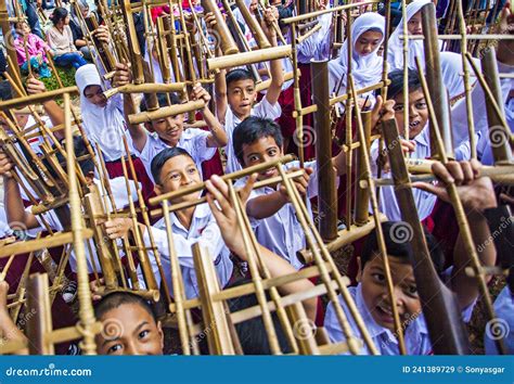 Bandung Indonesia 12 24 2017 Elementary School Students Play