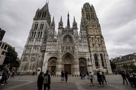 Torre de catedral retratada por Monet pega fogo na França