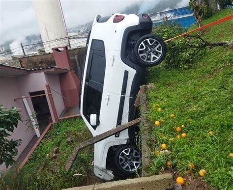 Motorista perde controle de veículo e fica pendurado em muro no Oeste