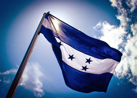 Bandera de honduras en la pole cielo azul bandera nacional de honduras foto premium – Artofit