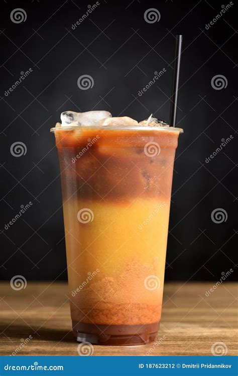 Vaso De Pl Stico Con Un C Ctel De Zumo De Naranja Caramelo Hielo Y Caf