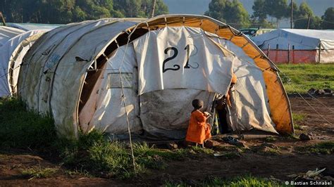 Flüchtlinge fliehen vor Gewalt im Kongo Alle multimedialen Inhalte