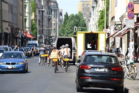 Protest gegen Pläne für autofreie Oranienstraße in Berlin Kreuzberg B