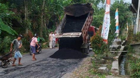 Kisah Warga Glagaharjo Patungan Beli Aspal Perbaiki Jalan Rusak Parah