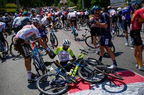 Zuschauer L St Massensturz Bei Tour De France Aus