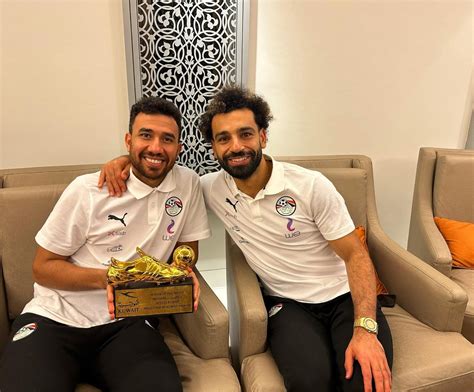 محمد صلاح يهدي تريزيجيه جائزة أفضل لاعب في مباراة مصر وبلجيكا الأسبوع