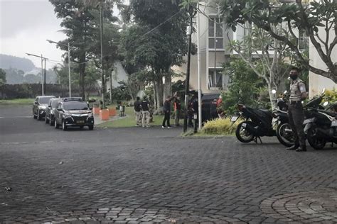 Foto Timsus Bareskrim Polri Datangi Rumah Ferdy Sambo Di Magelang