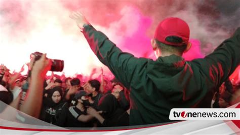 Lautan Flare Dan Kembang Api Banjiri Acara Nobar Di SUGBK Meski Timnas