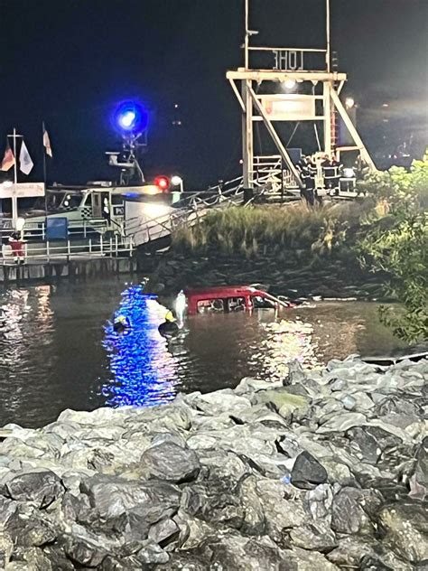 Auto in der Elbe am Lühe Anleger Wo ist Frau aus dem roten Caddy