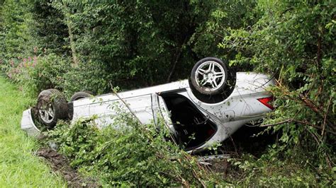 Mercedes überschlägt sich auf regennasser A8 bei Rosenheim