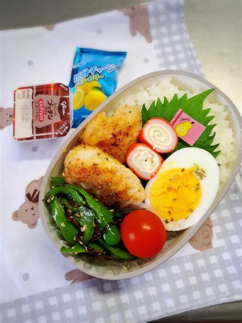 「お弁当記録」 今日のお弁当😋🍴🍱🎶 チキンのチーズパン粉焼き ゆで卵 チーズカニカマ ピーマンの塩昆布和え ミニトマト 気をつけて˙︶˙