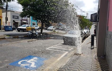 Tubula O De Gua Rompida Durante Instala O De Placa Da Zona Azul Em