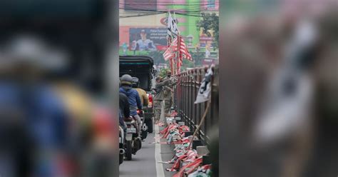 Foto Penertiban Alat Peraga Parpol Satpol Pp Copoti Bendera Partai