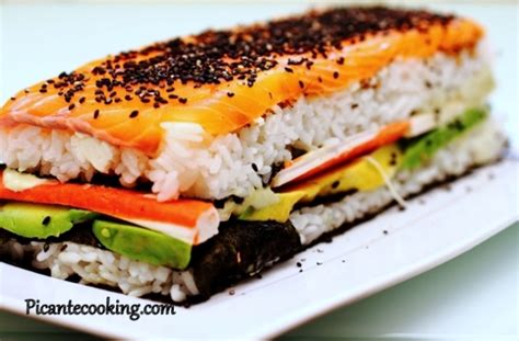 Sushi cake z łososiem awokado i krabowymi paluszkami